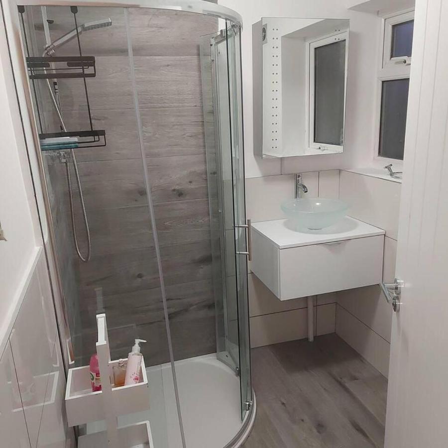 Lovely & Beautiful 2 Bed-Apartment In Borehamwood Kültér fotó