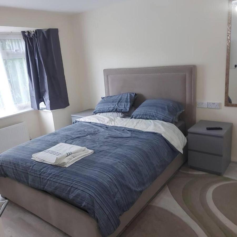 Lovely & Beautiful 2 Bed-Apartment In Borehamwood Kültér fotó